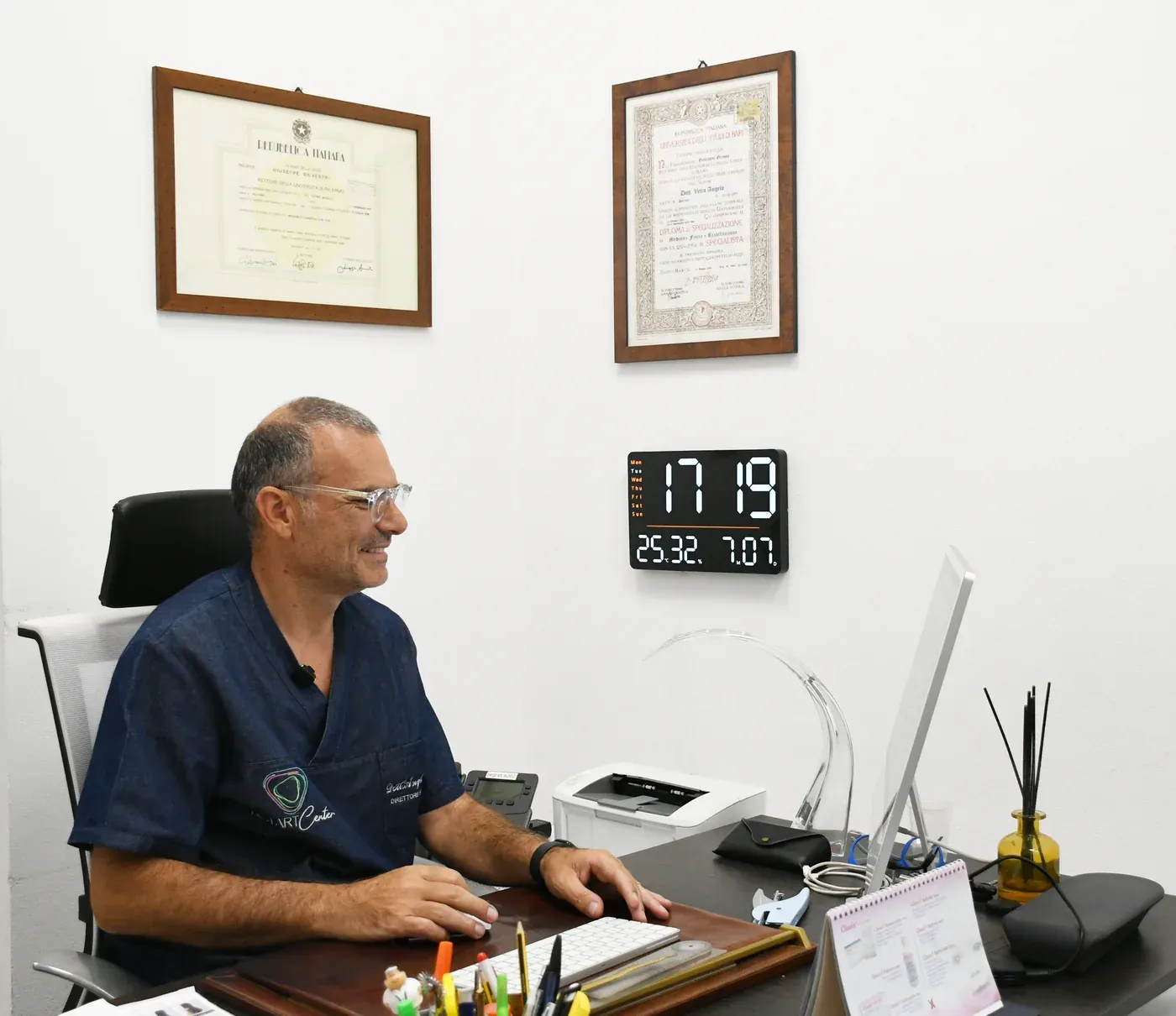 Dott. Angelo Vetro nel suo studio